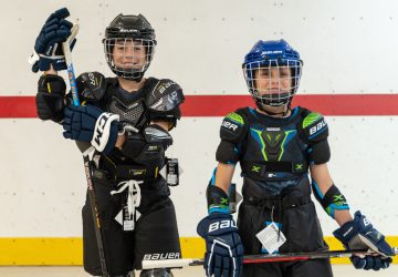 kids playing hockey