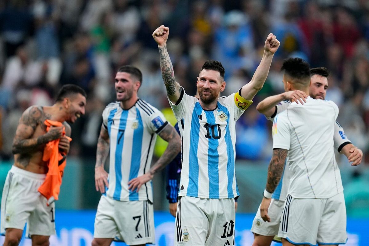 messi celebrating with his team